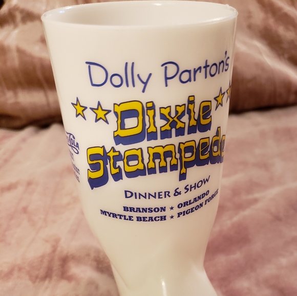 Dolly Parton's Dixie Stampede 2007 2PC Collector's Items - Picture 6 of 14